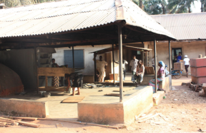 Ein Bild, das Boden, draußen, Gebäude, Veranda enthält.

Automatisch generierte Beschreibung