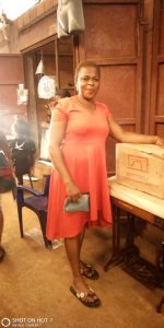 Ein Bild, das Boden, drinnen, Person enthält.

Automatisch generierte Beschreibung