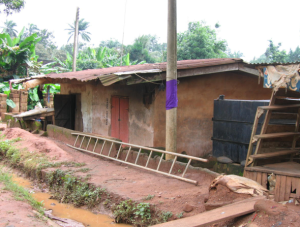 Ein Bild, das draußen, Boden, Gebäude, Schmutz enthält.

Automatisch generierte Beschreibung