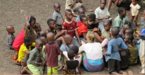 Ein Bild, das Person, Gruppe, Menge, mehrere enthält.

Automatisch generierte Beschreibung