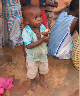 Ein Bild, das Person, Kind, Boden, klein enthält.

Automatisch generierte Beschreibung