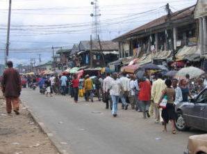 Ein Bild, das Straße, draußen, Person, gehen enthält.

Automatisch generierte Beschreibung
