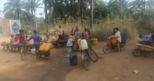 Ein Bild, das Baum, draußen, Personen, gezeichnet enthält.

Automatisch generierte Beschreibung