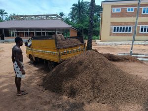 Ein Bild, das Boden, draußen, Himmel, Schmutz enthält.

Automatisch generierte Beschreibung