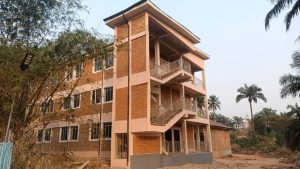 Ein Bild, das Gebäude, draußen, Baum, Himmel enthält.

Automatisch generierte Beschreibung