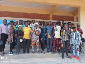 Ein Bild, das Person, Gruppe, Personen, stehend enthält.

Automatisch generierte Beschreibung